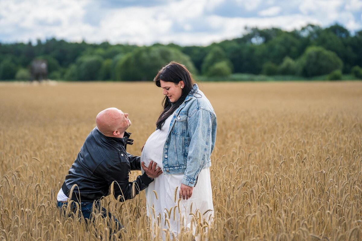 Lotte und Manu Babybauch - zärtlicher Moment